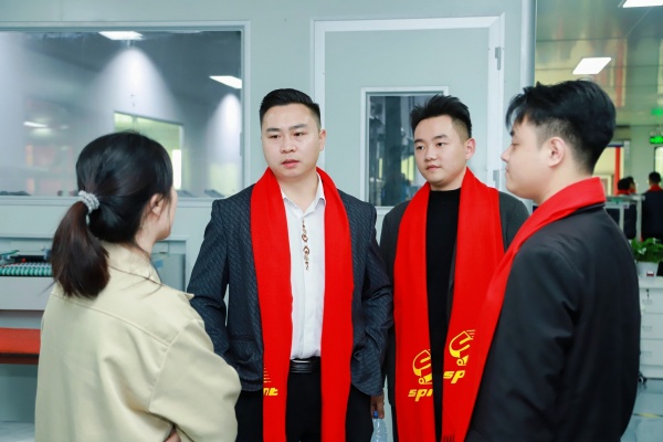 嘉宾与福海工厂产线人员交流