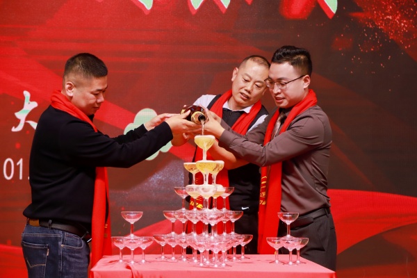 深圳普林电路领导开香槟庆祝福海工厂开业庆典