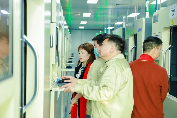 嘉宾参观福海工厂